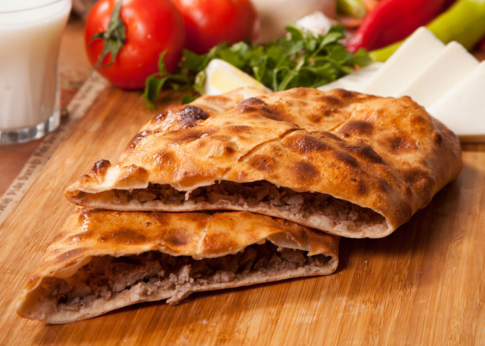 Kaşarlı Kavurmalı Pide Kaşarlı Kavurmalı Pide
