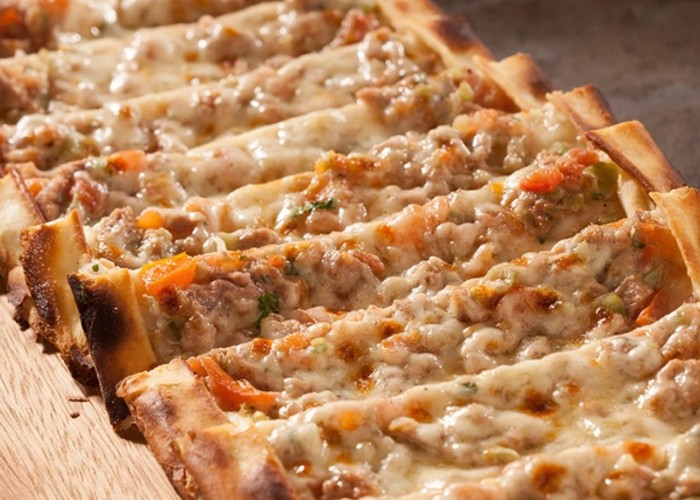 Kuşbaşılı Kaşarlı Pide Kuşbaşılı Kaşarlı Pide